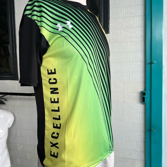 T-Shirt - Picture 10 of 12